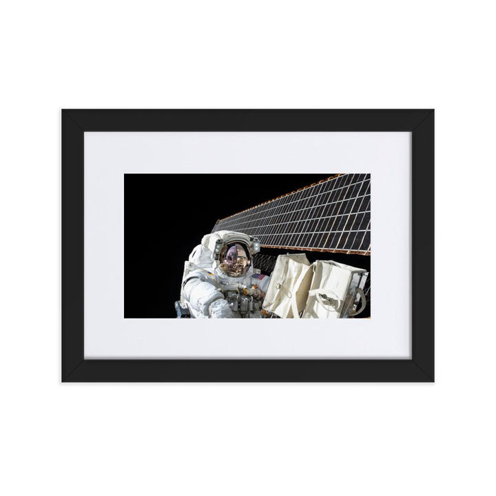 Astronaut - Poster im Rahmen mit Passepartout NASA schwarz / 21×30 cm artlia