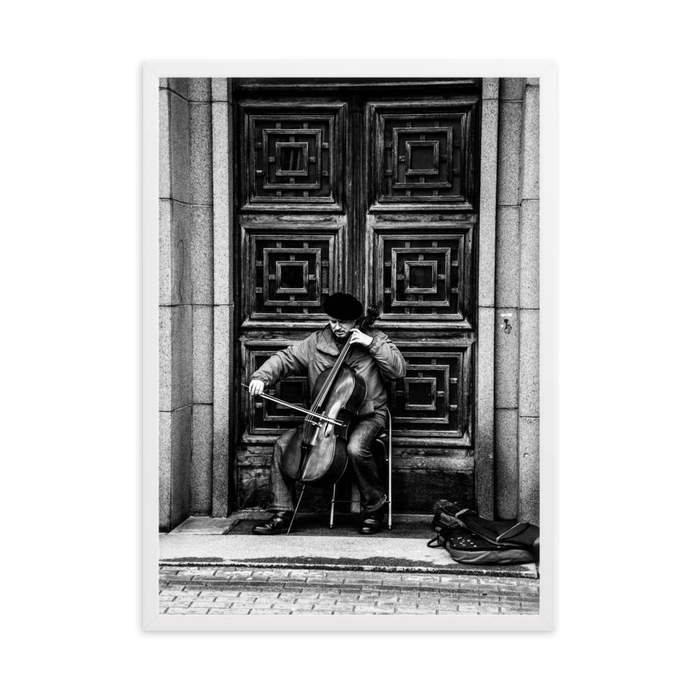 Poster mit Rahmen - A Cellist on the Street Kuratoren von artlia Weiß / 50×70 cm artlia
