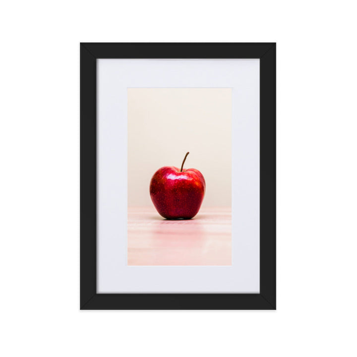 Red Apple - Poster im Rahmen mit Passepartout Kuratoren von artlia Schwarz / 21×30 cm artlia